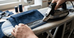 O método japonês para ajustar a barra da calça jeans em casa usando apenas o ferro de passar.