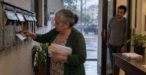 Moradores começaram a desconfiar de uma vizinha que retirava cartas de várias caixas antes que os donos chegassem em casa, até uma chuva forte revelar por que ela fazia aquilo havia anos