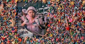 Fotógrafo alemão expõe imagens de crianças chinesas trabalhando em meio a um paredão de brinquedos