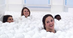 Piscina de bolinhas gigante é inaugurada em Londres