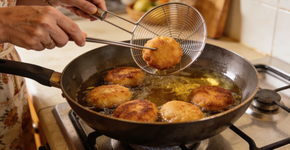 Risole frito sem respingos, massa dourada e recheio bem selado