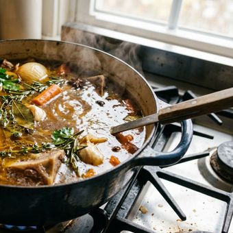 Featured mobile: O caldo de osso é famoso pelo colágeno que contém, mas seus benefícios vão muito além disso