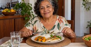 Os especialistas em nutrição recomendam: a partir dos 60 anos, o jantar ideal inclui uma fonte de proteína, um vegetal cozido e um carboidrato de fácil digestão
