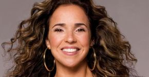 Daniela Mercury protesta com seios pintados no MASP