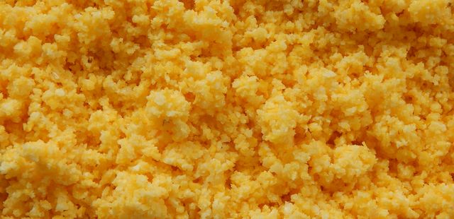 Delicioso cuscuz de frigideira com queijo