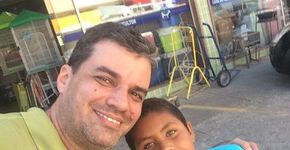 Empresário doa material escolar a menino que vendia balas no ES