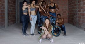 Após polêmica, Mallu Magalhães pede desculpas por videoclipe
