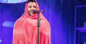 Por causa do frio, Gusttavo Lima faz show enrolado em cobertor