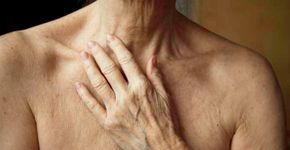 Fotógrafa de 74 anos se registra nua