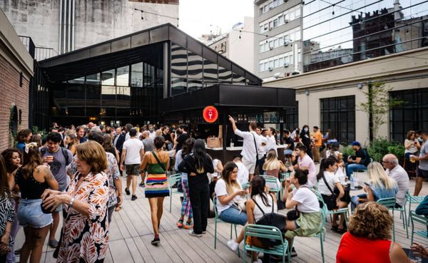 Localizado no bairro Retiro, o Mercado de los Carruajes oferece uma ampla variedade gastronômica