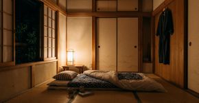 Por que os japoneses dormem em futon no chão e como isso funciona em apartamentos pequenos?