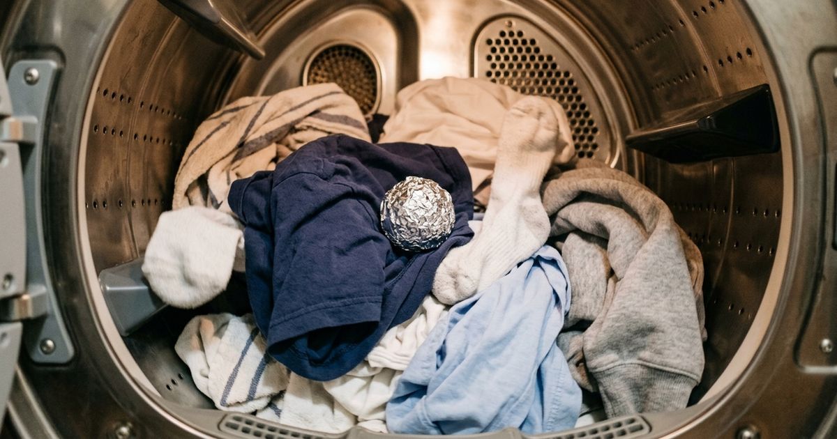 O motivo pelo qual cada vez mais pessoas colocam uma bola de papel-alumínio na máquina de secar