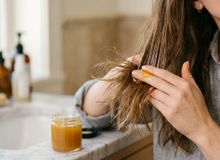 Featured side: Essa receita rápida de máscara nutritiva ajuda a recuperar pontas ressecadas e deixa o seu cabelo sedoso
