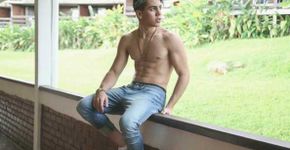 Biel volta a causar polêmica na web ao postar foto na piscina