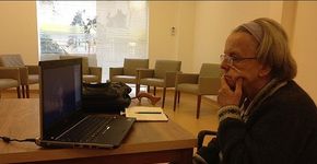 Site conecta jovens a idosos solitários para trocar experiências