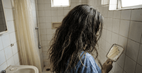 6 hábitos fazem seu cabelo parecer mais velho e podem estar acabando com sua autoestima