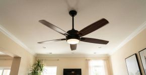 Ventilador de teto começa a balançar quando aumenta a velocidade, e a diferença entre as pás pode explicar a vibração antes de qualquer troca