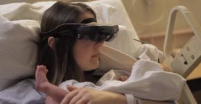 Mãe cega usa óculos e enxerga o filho recém-nascido
