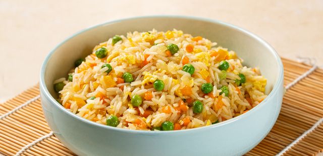 O arroz de forno cremoso que vai salvar seus dias de preguiça
