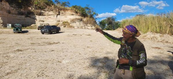 Guia fala sobre as escavações no geosítio Caieira, onde onde se encontrado um crânio e esqueleto do crocodilomorfo Uberabasuchus terrificus 