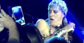 Ney Matogrosso dá bronca em fã durante show