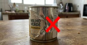 Uma lata apenas amassada pode parecer inofensiva, mas há um detalhe que muda tudo: embalagens estufadas, vazando ou profundamente amassadas devem ser descartadas sem provar o conteúdo