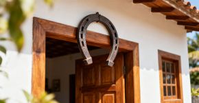 Onde colocar uma ferradura em casa para atrair sorte e proteção, segundo o Feng Shui