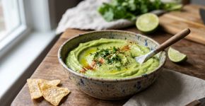 Os mexicanos concordam: “Para deixar o guacamole mais cremoso e com sabor equilibrado, o segredo é adicionar um fio de azeite de oliva.”