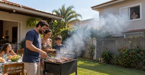 Família começou a fazer churrasco todos os fins de semana, o vizinho passou a fechar todas as janelas por causa da fumaça e a discussão ficou séria quando nenhum dos dois aceitou mudar a rotina