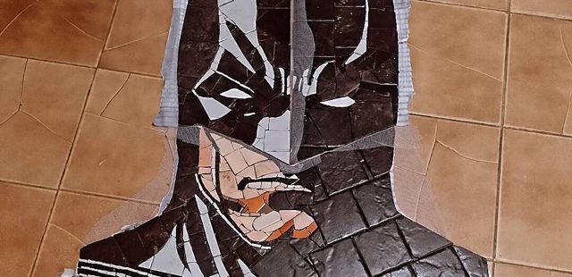 Mosaico Arteiro cria escultura do Batman com 2 mil cápsulas de café no Festival Grão & Torra