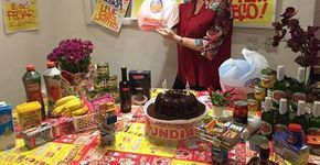 Aposentada tem festa de aniversário inspirada em supermercado