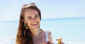 7 dicas para proteger o cabelo do sol, do mar e do cloro no verão