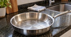 Panelas de inox começam a apresentar manchas esbranquiçadas mesmo depois de lavadas e secas; minerais da água e resíduo de detergente podem explicar o fenômeno