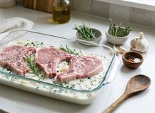 Featured side: Como amaciar a carne de porco com um ingrediente secreto, resultando em uma carne mais suculenta e macia