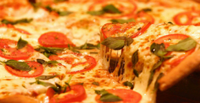 Celebre o Dia da Pizza com cupons de até 64% de desconto