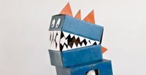 Pai cria brinquedos incríveis feitos de papelão para divertir a filha