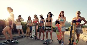 Garotas viajam pela Espanha com longboards