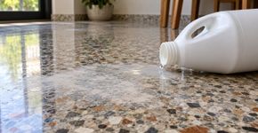 Os pisos de terrazzo são um clássico nas residências devido à sua durabilidade, mas o uso de um produto de limpeza popular os danifica com apenas uma passada
