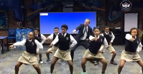 Este professor simplesmente arrasou dançando black com seus alunos