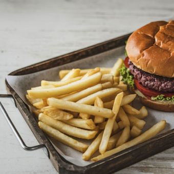 Featured mobile: Hambúrguer e batata frita: veja como incluir na dieta sem prejudicar a saúde 