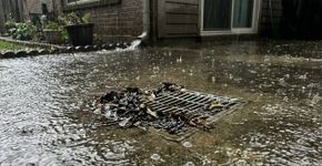 Ralo da área externa escoa bem em dias comuns, mas transborda na chuva forte, e folhas na caixa de passagem podem reduzir a vazão sem entupir tudo