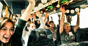 Ônibus leva pessoas para trabalho voluntário ‘surpresa’