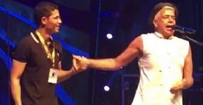 Lulu Santos é pedido em casamento no meio do show