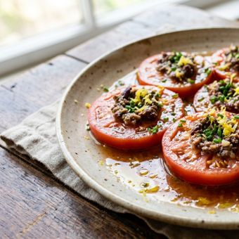 Featured mobile: Para melhorar os tomates, não os tempere apenas com sal e azeite, melhor com 1 lata de anchovas, limão e azeitonas