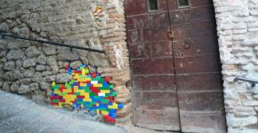 Artista usa Lego para restaurar construções danificadas