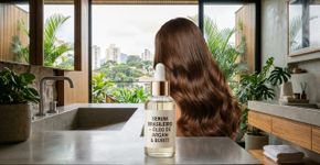 Três cabeleireiros concordam: “O sérum capilar não é um luxo, é um grande aliado que sela as pontas, controla o frizz e devolve o brilho aos fios opacos.”