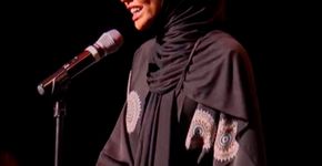 Jovem é a primeira a usar hijab e burkini em concurso de beleza