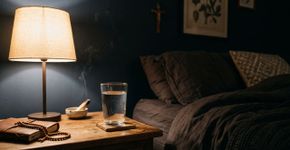 Dormir com um copo de água ao lado da cama: por que algumas pessoas fazem isso todas as noites