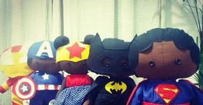 Psicóloga cria linha de bonecos com heróis e personagens negros