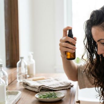 Featured mobile: Vários cabeleireiros concordam: “Para evitar a queda do cabelo e estimular seu crescimento neste outono, aplique água de alecrim na raiz.”